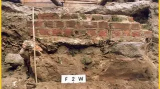 Lico zachodnie filara II odkryte podczas badań archeologicznych w latach 90