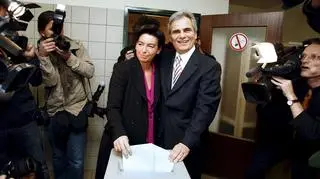 Lider partii SPOe Werner Faymann oddał swój głos w towarzystwie małżonki (fot. EPA)