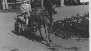 Lidia Nowicka na skwerze Kościuszki, 1955