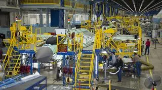 Linia produkcyjna myśliwców F-35 w fabryce w Forth Worth. Zachodni przemysł zbrojeniowy jest znacznie bardziej rozwinięty od rosyjskiego