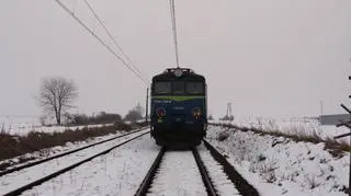Lokomotywa pod którą wjechał samochód 