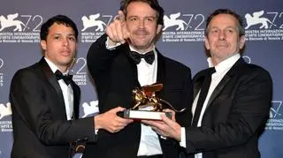 Lorenzo Vigas z aktorami swojego filmu i Złotymi Lwami w ręku
