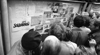 Ludzie sierpnia 80' czytający ogłoszenia