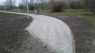 Luka między odcinkami chodnika ma ok 4 metry