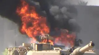 M1 Abrams płonący po zasadzce islamistów. Nie wiadomo, czy stanął w ogniu w wyniku walki, czy został podpalony po fakcie