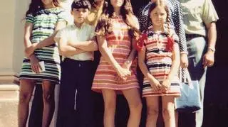 Madonna (w środku) w otoczeniu rodziny, rok 1970 (fot. Simon & Schuster)