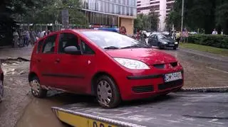 Magistrala pękła pod samochodem