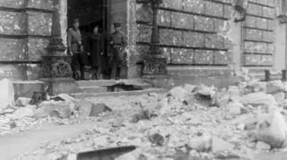 Maj 1945, rosyjscy żołnierze przed budynkiem Reichstagu