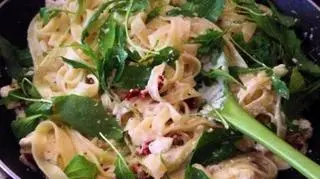 Makaron z fetą, suszonymi pomidorami i rucolą