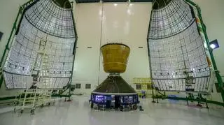 Makieta kapsuły gotowa do zamontowania w aerodynamicznej osłonie czubka rakiety