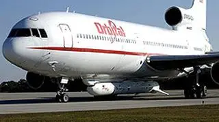 Mała rakieta Pegasus przyczepiona do brzucha samolotu (nasa.com)