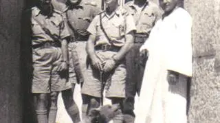 Mały Wojtek z polskimi żołnierzami