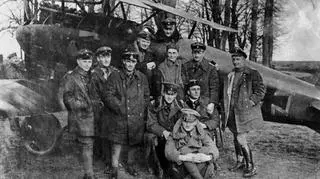 Manfred von Richthofen wraz z zespołem obok swojego czerwonego myśliwca. 23 kwietnia 1917 roku