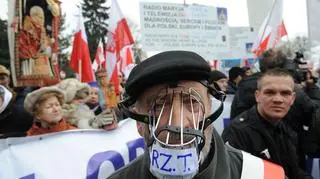 Manifestacja "w obronie wolnych mediów" (fot