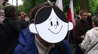 Manifestujący mieli maski Bolka 