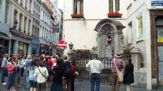 Manneken Pis jest w rzeczywistości malutką rzeźbą z fontanną