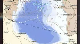 Mapa przedstawiająca spory na południu Morza Kaspijskiego. Biała przerywana linia to proponowane rozwiązanie, podczas gdy Iran proponuje linię brązową, dalej na północ. Widoczne plamy to rozpoznane złoża