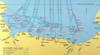 Mapa rozmieszczenia okrętów wsparcia ogniowego. ORP Dragon zaznaczony na prawej flance, przy plaży "Sword". Obok bliźniaczy HMS Danae, późniejszy ORP Conrad