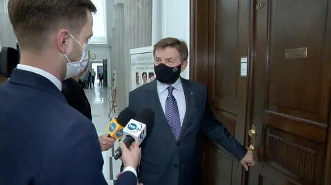 Marek Kuchciński na korytarzu sejmowym