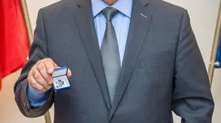Marian Banaś został odznaczony symbolicznym krzyżem "Zasłużony dla KPN"