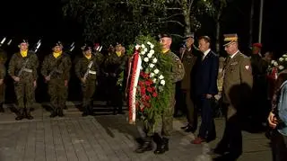 Mariusz Błaszczak złożył w Ossowie wieniec przed krzyżem upamiętniającym ks. mjr. Ignacego Skorupkę