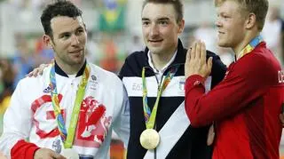 Mark Cavendish (zlewej) w końcu cieszy się z medalu