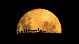 Mark Gee wygrał też w drugiej kategorii - "People and Space". Dzięki zdjęciu "Moon Silhouettes"