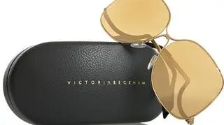 Marka Victoria Beckham oprócz ubrań dla kobiet oferuje dżinsy, okulary i torebki