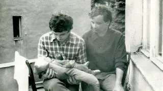 Marta z ojcem i stryjem w Sopocie, lato 1980