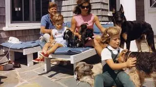 Martha's Vineyard to nieformalna siedziba rodu Kennedych. Na zdjęciu John i Jackie z dziećmi w Hyannisport w 1963 roku (fot. White House)
