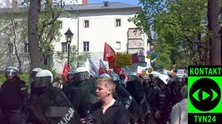 Maszerujący w obstawie policji (foto: Sylwester)