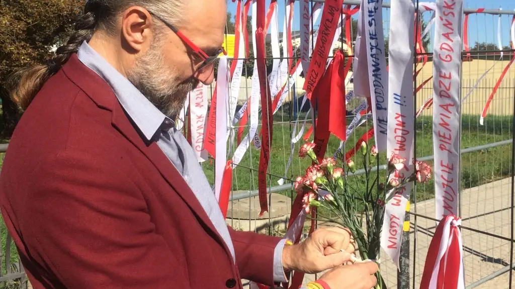 Mateusz Kijowski przed muzeum 