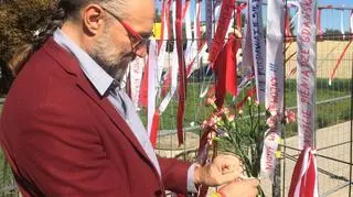 Mateusz Kijowski przed muzeum 