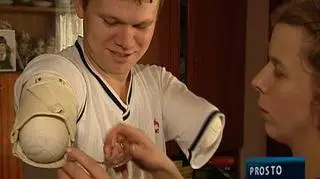 Mateusz Kołatka stracił obie ręce (TVN24)