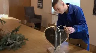 Mateusz wyciął serca w metalu