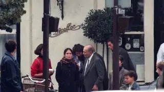 Mazarine Pingeot i jej ojciec, François Mitterrand, na ulicy w Paryżu w 1994 roku. Po tym zdjęciu wyszło na jaw, że prezydent Francji ma dziecko z nieformalnego związku