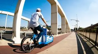 Mechanik porusza się rowerem typu "cargo"