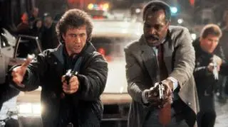 Mel Gibson i Danny Glover w filmie "Zabójcza broń" - od tego filmu zaczęła się światowa kariera Gibsona (fot. materiały dystrybutora)