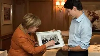 Merkel wręczyła Trudeau pamiątkowe zdjęcie