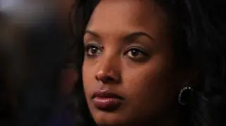Meron Getnet gra w "Difret" prawniczkę z Addis Abeby, Meazę Ashenafi, która oferuje bezpłatną pomoc kobietom i dziewczynkom porywanym i zmuszanym do małżeństwa