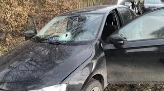 Metalowa rura ciężko raniła kierowcę skody