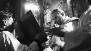 Metropolita krakowski ks. arcybiskup Karol Wojtyła podczas celebracji Mszy Św. - 1966-11-19