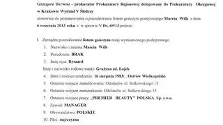 Mężczyzna ma ponad 180 cm wzrostu, ciemne długie włosy i jasne oczy.
