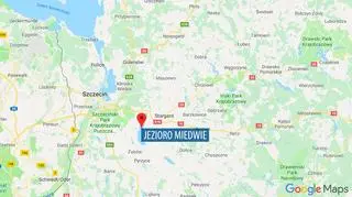 Mężczyzna pływał rowerem wodnym po jeziorze Miedwie (województwo zachodniopomorskie)