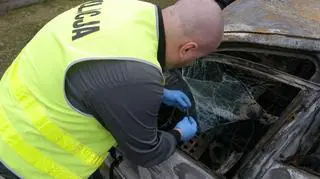 Mężczyzna postanowił zatrzeć ślady i spalić samochód