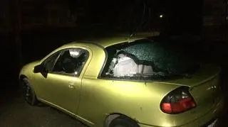 Mężczyzna wybijał szyby i przebijał opony