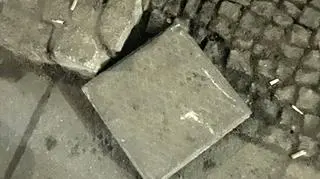 Mężczyzna wybił szybę płytą chodnikową