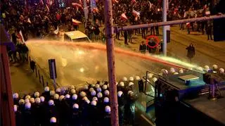 Mężczyzna z dzieckiem na rękach znajdował się w centrum starć z policją