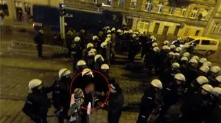 Mężczyzna z kilkuletnim chłopcem na rękach w trakcie marszu we Wrocławiu