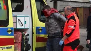 Mężczyzna zaczął walczyć ze strażnikami